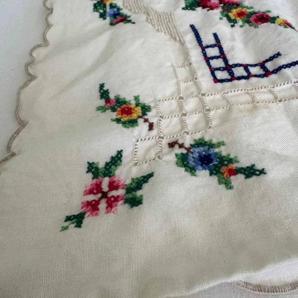 Vintage Floral Cross Stitch Embroidered Table Runner Cream Linen Scalloped 39x14
